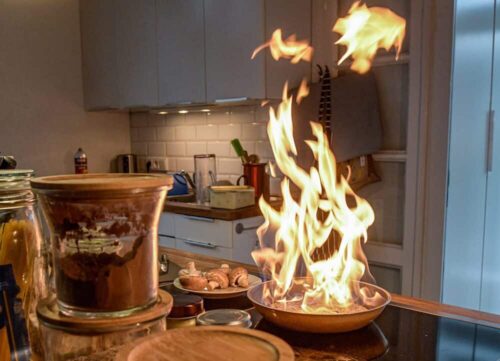 Brandentstehungsort Küche: Hier beginnen die meisten Brände in den Wohnungen, entweder durch einen „vergessenen“ Topf auf dem eingeschalteten Herd oder darauf abgelegten brennbaren Materialien. Se müssen sicher detektiert werden. (Foto: Maurizio Gambarini/Rauchmelder retten Leben)