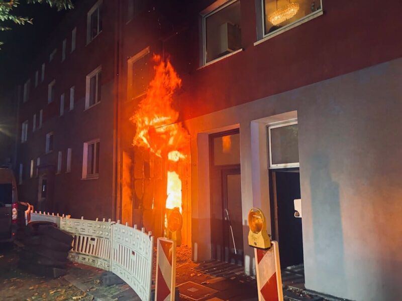 Blick auf den Brand: In dem umbauten Durchgang zum Hinterhof eines Mietshauses hatte Sperrmüll Feuer gefangen. (Foto: Feuerwehr Essen)