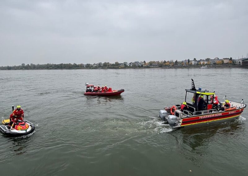 Am 11. Oktober 2025 auf dem Rhein: Zum Zeitpunkt der Alarmierung fand gerade eine gemeinsame Übung von DLRG und Feuerwehr statt. (Foto: Feuerwehr und Rettungsdienst Bonn)