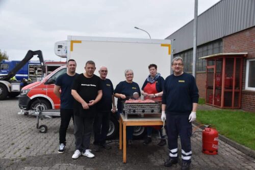 Sorgten während des gesamten Wochenendes für gesunde und schmackhafte Verpflegung: Kameradinnen und Kameraden des Versorgungszuges der Feuerwehr Emden. (Foto: Thomas Giehl)