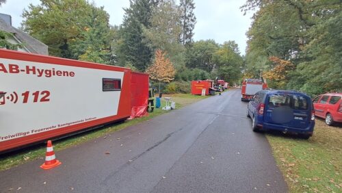 Neue Container an der Einsatzstelle: Ihre Anschaffung hat sich bewährt. Vorne links der AB-Hygiene, der eine Dekontamination direkt vor Ort ermöglicht. (Foto: Kreisfeuerwehr Rotenburg (Wümme)