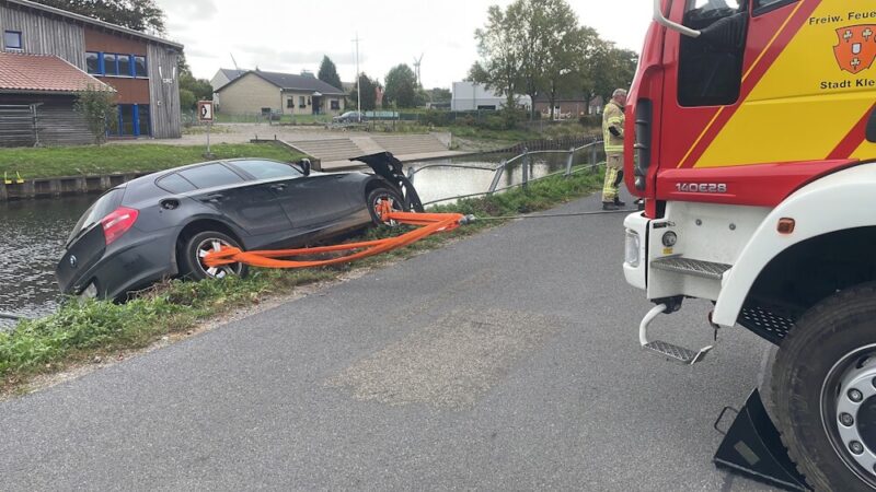 Verkehrsunfall in Kleve-Wardhausen (NRW): Die Feuerwehr sichert zunächst die Einsatzstelle und verhindert, dass der Pkw in den Kanal rutscht. (Foto: Feuerwehr Kleve)