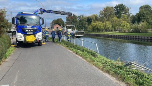 Zu Wasser gelassen: Um an das verunfallte Fahrzeug wasserseitig heranzukommen, wird ein Boot des THW Kleve eingesetzt. (Foto: Feuerwehr Kleve)