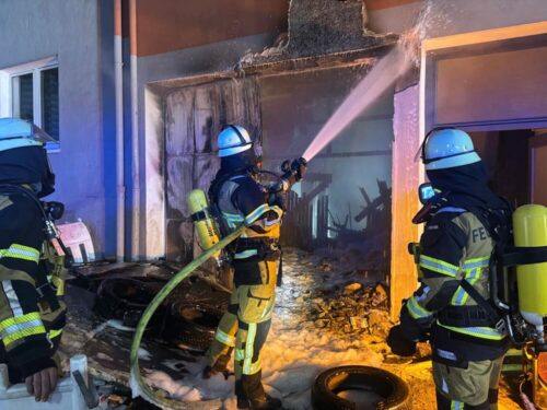 Brandbekämpfung mit Strahlrohr: Löschmaßnahmen der Einsatzkräfte. (Foto: Feuerwehr Essen)