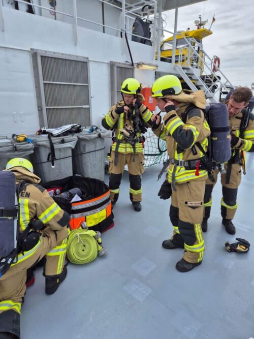 Startklar machen: Die Einsatzkräfte bereiten sich auf die Schiffsbrandbekämpfungsübung vor. (Foto: Feuerwehr Bremerhaven/J.-M. Sauer)