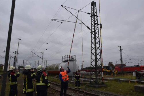 Streckenbereiche erden: Marcel Marquardt, Notfallmanager der Deutschen Bahn, führte vor, wie das geht. (Foto: Thomas Giehl)