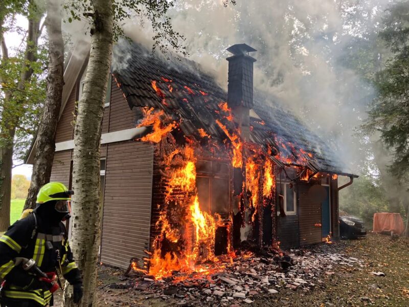 Wohnhaus in Brand: Unter Atemschutz bringen Kräfte der beteiligten Ortsfeuerwehren das Feuer unter Kontrolle. (Foto: Kreisfeuerwehr Rotenburg (Wümme)