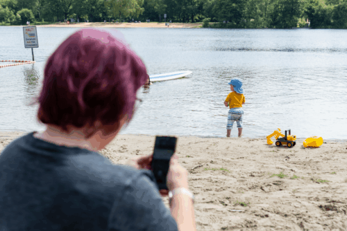 Gefährliche Ablenkung: Ein kurzer Moment der Unachtsamkeit kann ausreichen, um Kinder in Lebensgefahr zu bringen. (Foto: Deutsche Lebens-Rettungs-Gesellschaft DLRG)