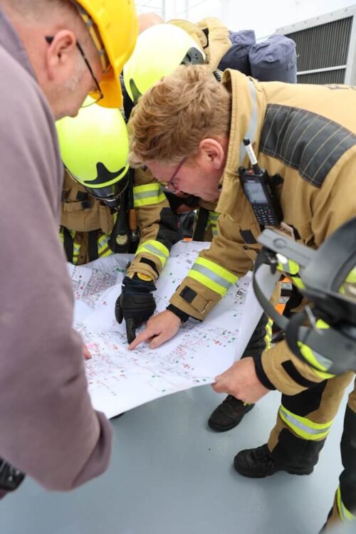 Einsatzszenario: Die Einsatzkräfte werden vom Einsatzleiter über den Auftrag ins Bild gesetzt. (Foto: JUH Bremerhaven/D. Tumpach) 