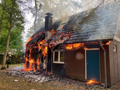 Bild der Zerstörung: Das Haus brannte komplett nieder und ist unbewohnbar. (Foto: Kreisfeuerwehr Rotenburg (Wümme)