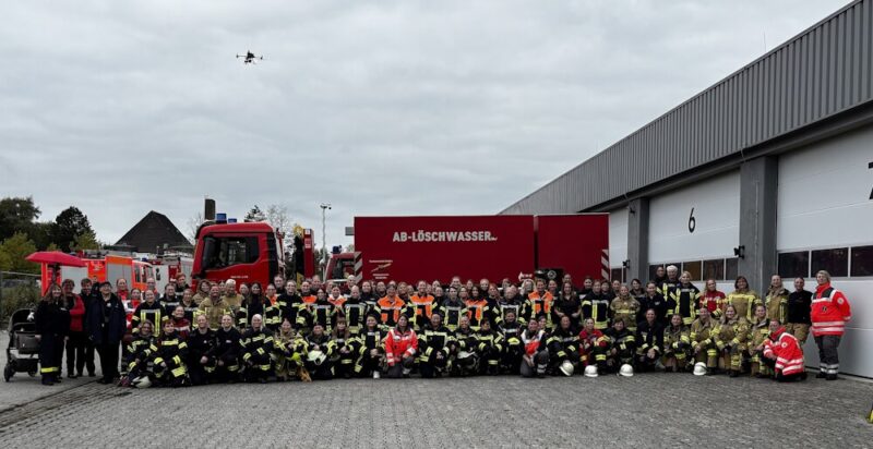 Gestärktes Gemeinschaftsgefühl: Zufriedene Gesichter bei den rund 100 Teilnehmerinnen ebenso wie bei den Veranstalterinnen und Veranstaltern des Forums „Frauen-Power“ in Emden. (Foto: Thomas Giehl)