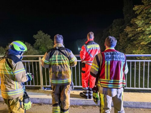 Suche nach dem Vermissten: Der Einsatzleiter der Feuerwehr Iserlohn (r.) mit Kräften aus Iserlohn und Nachrodt-Wiblingwerde. (Foto: Feuerwehr Iserlohn, Pressestelle Marvin Asbeck)