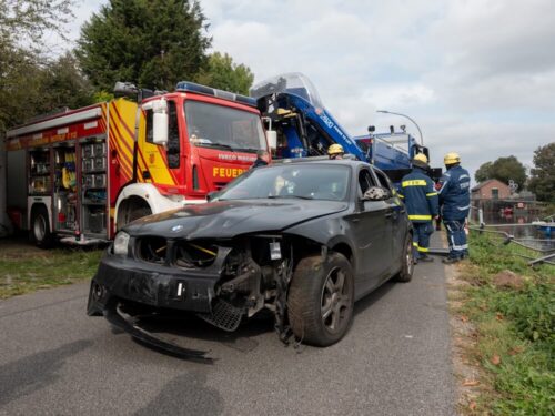 Schwer beschädigt: Der verunfallte Wagen nach der Bergung. (Foto: Feuerwehr Kleve)