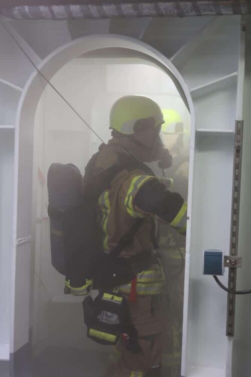 Starke Rauchentwicklung: Simuliert wird der Brandrauch durch Kunstnebel, der den Einsatzkräften wie im realen Einsatz die Sicht „vernebelt“. (Foto: JUH Bremerhaven/D. Tumpach)