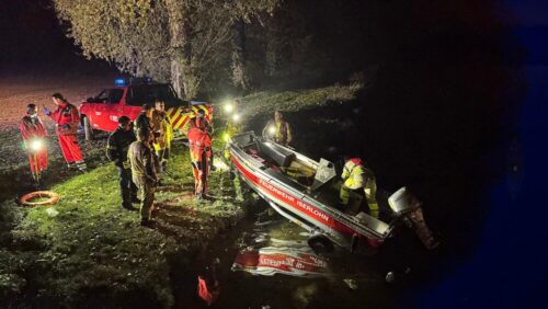 An der Ruhr bei Iserlohn: Das Rettungsboot wird an der vermuteten Einstiegsstelle zu Wasser gelassen und anschließend mit ihm der gesamte Uferbereich flussabwärts durchkämmt. (Feuerwehr Iserlohn, Pressestelle Marvin Asbeck)