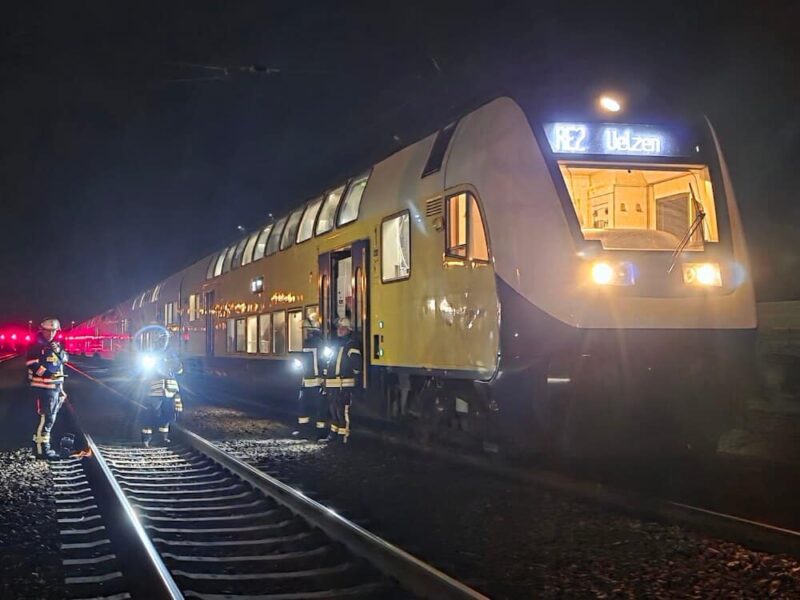 Unterstützung an der Schiene: Wegen eines Oberleitungsschadens fuhr der Regionalzug nicht weiter und die FF Celle sorgte für die Evakuierung der Fahrgäste zum Celler Bahnhof. (Foto: FF Celle)