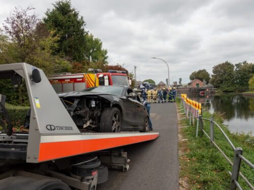 Einsatz beendet: Die Kräfte der Feuerwehr und des THW Kleve (hinten im Bild) haben das Unfallauto an ein Abschleppunternehmen übergeben. (Foto: Feuerwehr Kleve)