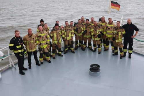 Erfolgreicher Übungsabschluss: Die Einsatzkräfte der Feuerwehren Bremerhaven und Wilhelmshaven gemeinsam an Bord. (Foto: JUH Bremerhaven/D. Tumpach)