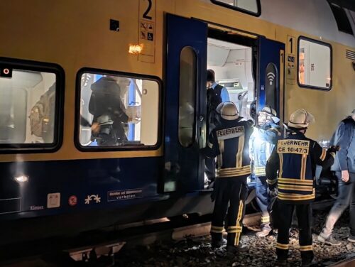 Sicheres Geleit: Einsatzkräfte der FF Celle helfen Fahrgästen beim Aussteigen und begleiten sie anschließend zum Celler Bahnhof. (Foto: FF Celle)