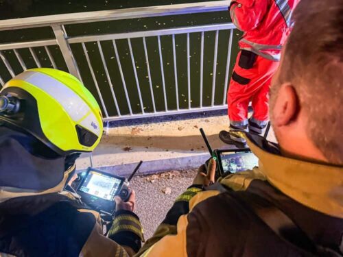 Konzentrierter Blick auf den Monitor: Die Wärmebildkamera einer Drohne führte schließlich zum Auffinden des verunglückten Anglers. (Foto: Feuerwehr Iserlohn, Pressestelle Marvin Asbeck)