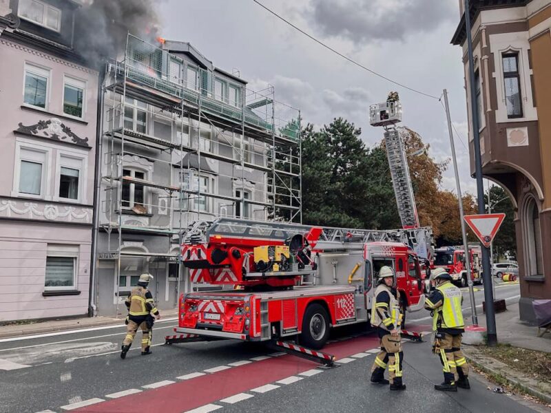 Deutsche Brandstatistik: Sie soll wichtige Daten für die Brandbekämpfung in Gebäuden liefern. Hier die Feuerwehr Essen bei einem Dachstuhlbrand am 4. September 2025 in Essen-Krey. (Foto: Feuerwehr Essen, Symbolbild)