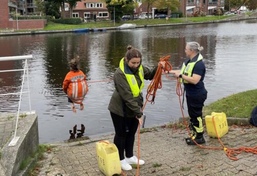 Schwimmtraining: Es gehörte Überwindung dazu, mit der Persönlichen Schutzausrüstung ins Wasser zu springen. (Bildquelle: Signe Foetzki)