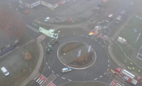 Gefahrgutunfall im Kreisverkehr: Die Einsatzstelle mit Hilfe einer Drohne aus der Luft gesehen. (Foto: Kreisfeuerwehr Rotenburg (Wümme))