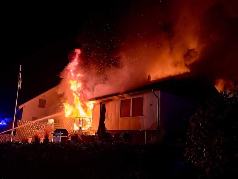 Einsatzstelle: Beim Eintreffen der Feuerwehrkräfte in der Biekhofer Straße brannte das Gebäude bereits lichterloh. (Foto: Feuerwehr Attendorn)