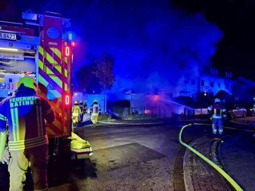 Ausbreitung verhindern: Kräfte der Feuerwehr Ratingen kümmern sich um die gefährdeten Wohnmobile (Foto: Feuerwehr Ratingen)