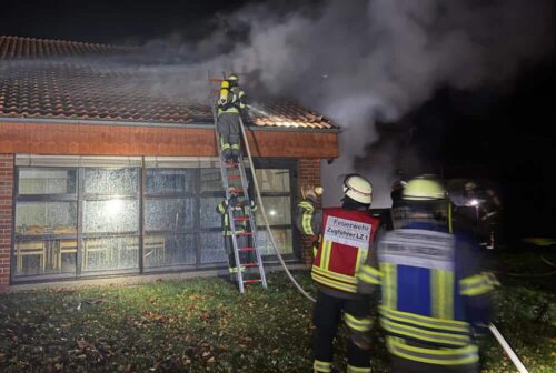 Unter Atemschutz: Einsatzkräfte der FF Werne löschen den Dachstuhlbrand eines Gemeindezentrums. (Foto: FF Werne)