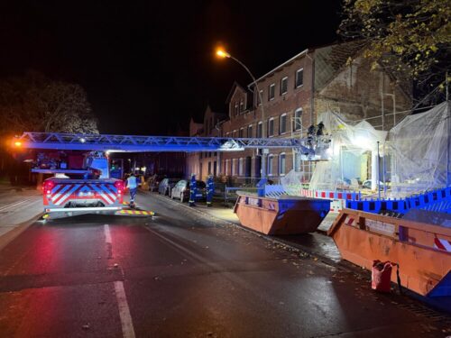 Drehleiter im Einsatz: Einsatzkräfte von Feuerwehr und THW bauen das instabile Gerüst kontrolliert ab. (Foto: Feuerwehr Helmstedt)
