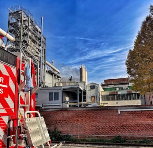 Die starke Rauchentwicklung konnten die alarmierten Einsatzkräfte bereits auf ihrer Anfahrt zum Brandort erkennen. (Foto: Feuerwehr Neuss)