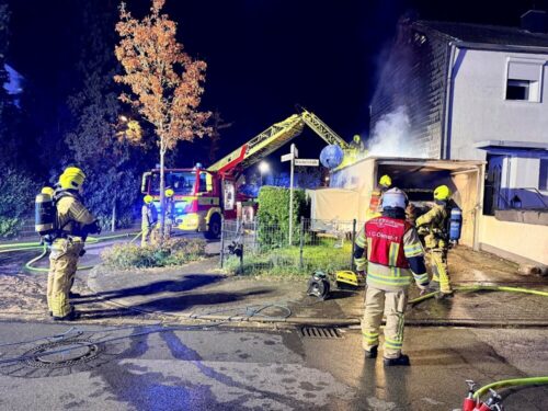 Nachlöscharbeiten: Über die Drehleiter öffnete die Feuerwehr die Hausfassade, die durch die starke Hitzeeinwirkung bereits beschädigt war. (Foto: Feuerwehr Ratingen)