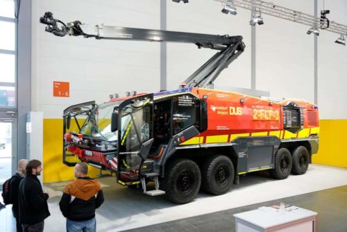 Brandschutz erleben: Der Werkfeuerwehrverband Deutschland zeigte zu diesem Thema auch moderne Feuerwehrfahrzeuge wie dieses Flugfeldlöschfahrzeug vom Düsseldorfer Airport. (Foto: Messe Düsseldorf/ctillmann)