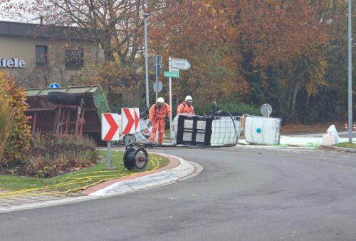Gefahrstoffumfüllpumpe im Einsatz: Kräfte des Gefahrgutzuges pumpen die Säure aus den Behältern um. (Foto: Kreisfeuerwehr Rotenburg (Wümme))
