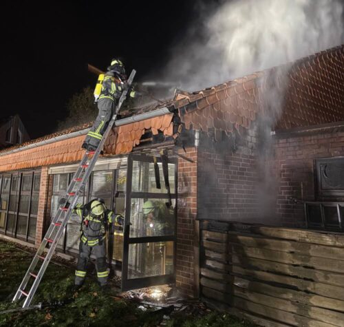 Glutnester beseitigt: Um an alle Gefahrenquellen heranzukommen, mussten teilweise Dachpfannen abgetragen werden. (Foto: FF Werne)