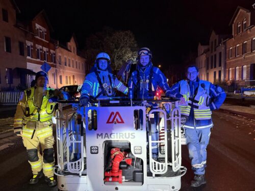 Starkes Team: Gemeinsam mit Fachleuten vom THW verhinderte die Feuerwehr Helmstedt erfolgreich den Einsturz des Baugerüstes. (Foto: Feuerwehr Helmstedt)