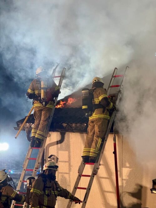 Schwere Rauchentwicklung: Auch der Dachstuhl unter den Dachziegeln hatte Feuer gefangen und darunterliegende Glutnester flammen immer wieder auf. (Foto: Feuerwehr Attendorn)