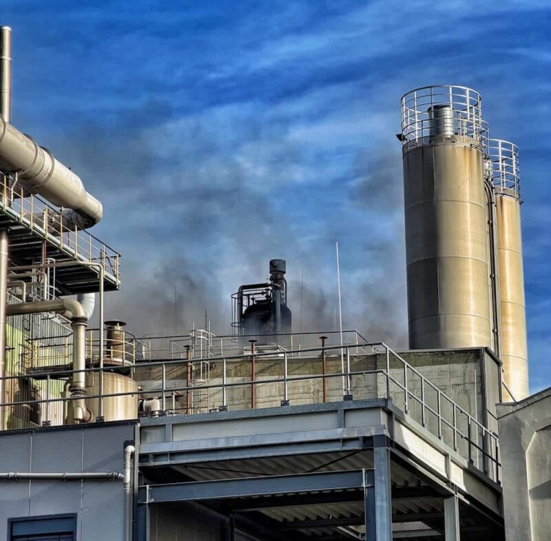 Industrieanlage im Neusser Hafengebiet: Hier kam es am 4. November 2025 zu einem Brand in einer Maschine, der auf das Gebäude übergriff. (Foto: Feuerwehr Neuss)