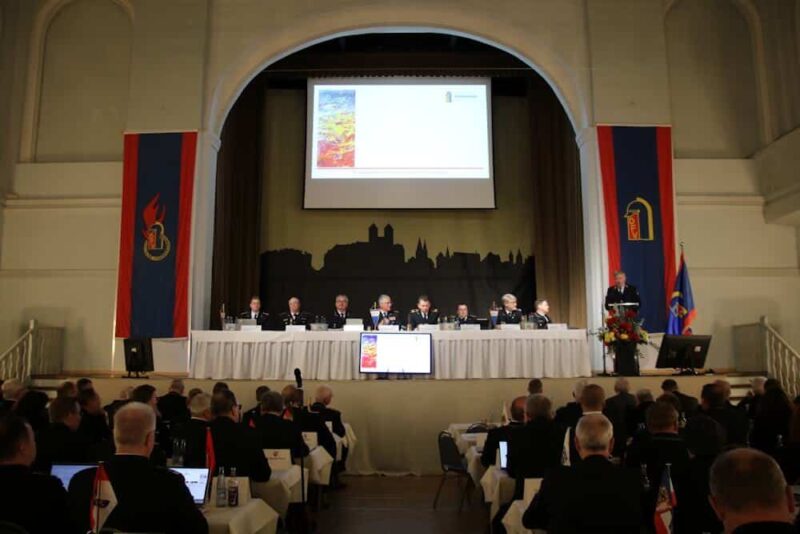 72. Delegiertenversammlung des DFV: Die Delegierten und das Präsidium lauschen den Ausführungen von Milan Dubravac, Präsident des Weltfeuerwehrverbandes CTIF. (Foto: Silvia Oestreicher/DFV) 