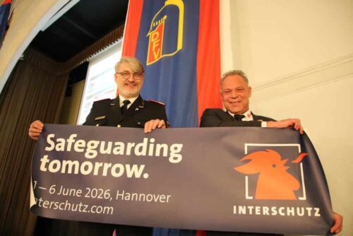 Ausblick auf die Interschutz: DFV-Vizepräsident Frank Hachemer (l.) stellte die Aktionen zur Messe vom 1.–6. Juni 2026 in Hannover vor. (Foto: Silvia Oestreicher/DFV)