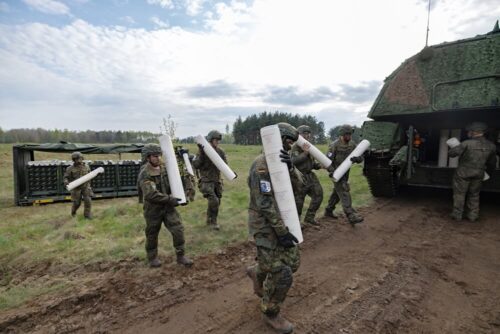 Munition ist Gefahrgut: Soldaten beladen die Panzerhaubitze 2000 mit Treibladungen während eines Schießens auf Maximaldistanz. (Foto: Bundeswehr/Christoph Kassette) 