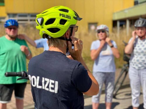 Fahrradhelm vorteilhaft: Die Polizei in NRW bietet kostenfreie Pedelec-Trainings für Seniorinnen und Senioren ab 65 Jahren an. Dabei ist das Tragen eines Helmes und auch festes Schuhwerk auf dem E-Bike Pflicht. (Foto: Polizei/ Kreispolizeibehörde Euskirchen)