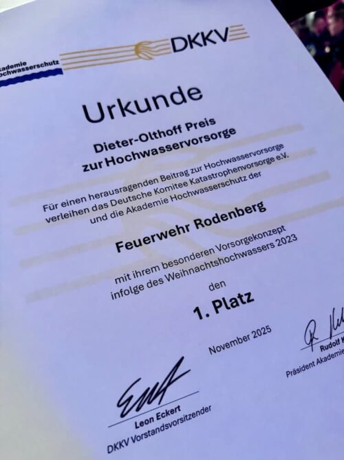 Urkunde für den 1. Platz: Der „Dieter-Olthoff-Preis“ für Hochwasservorsorge der Akademie Hochwasserschutz und des Deutschen Komitees Katastrophenvorsorge wird in diesem Jahr an die Feuerwehr Rodenberg vergeben. (Foto: Samtgemeinde Rodenberg)