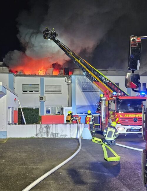 Lodernde Flammen: Das zweite Obergeschoss des betroffenen Gebäudes brannte lichterloh. (Feuerwehr Hattersheim)