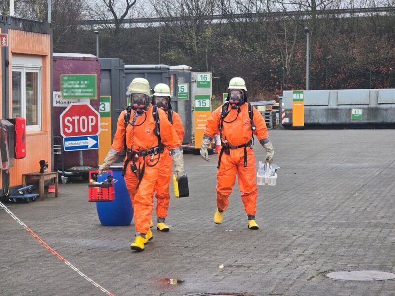 Gemeinsamer Einsatz: Mit spezieller Schutzausrüstung und unter Atemschutz entnahmen Kräfte verschiedener Einheiten Proben. Die anschließenden Analysen wurden unabhängig voneinander gemacht, kamen aber zu demselben Ergebnis. (Foto: Daniel Passig, KFV RD-ECK)