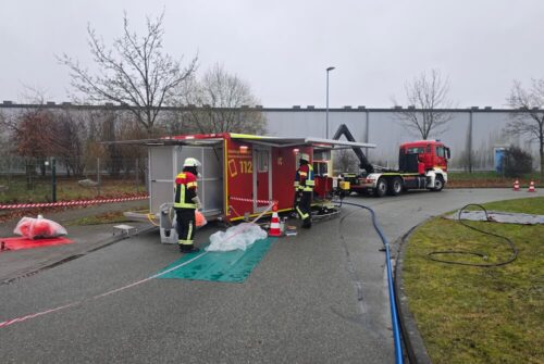 Nachalarmierung: Der Löschzug Gefahrgut Kreis Rendsburg-Eckernförde wurde von der Feuerwehr Osterrönfeld zur Analyse und Beseitigung der unbekannten Substanz hinzugezogen. (Foto: Daniel Passig KFV RD-ECK)