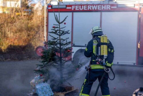 Achtung, Brandgefahr: Ist der Weihnachtsbaum in Brand geraten, ist es oft besser, gleich die Feuerwehr zu alarmieren, statt eigene ungeschickte Löschversuche zu starten. (Foto: Landesfeuerwehrverband Schleswig-Holstein)