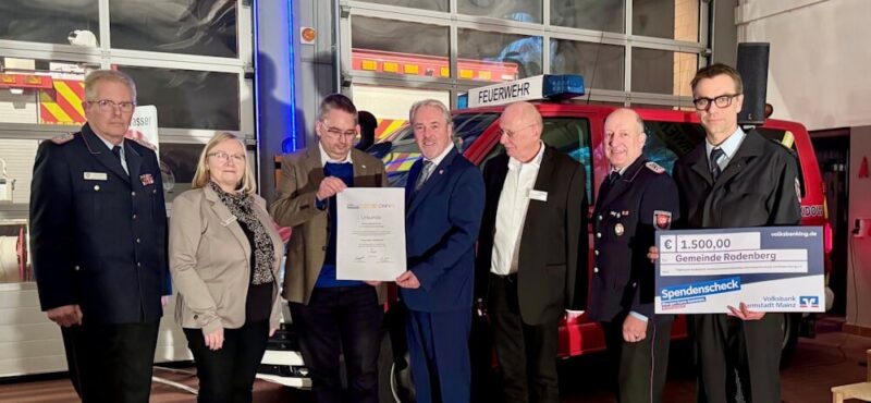 Verdiente Ehrung für die Feuerwehr Rodenberg: (v.l.) Kreisbrandmeister Klaus-Dieter Grote, Kreisdezernentin Astrid Otto, Prof. Dr. Klaus Röttcher (Wissenschaftlicher Beirat der Akademie Hochwasserschutz), Samtgemeindebürgermeister Dr. Thomas Wolf, Harald Blum (Leiter Akademie Hochwasserschutz), Bürgermeister Ralf Sassmann und Ortsbrandmeister Thomas Böhm. (Foto: Samtgemeinde Rodenberg)