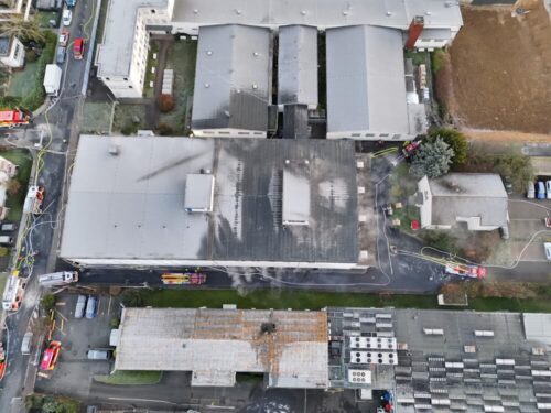 Blick von oben: So sah die Einsatzstelle aus, nachdem „Feuer aus“ gemeldet worden war. Die Nachlöscharbeiten dauerten noch mehrere Stunden an. (Feuerwehr Hattersheim)